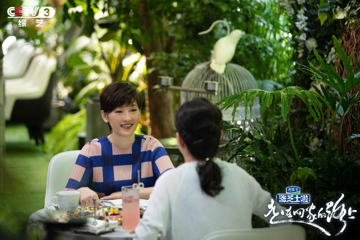 图片包含 人, 桌子, 男人, 食物
描述已自动生成