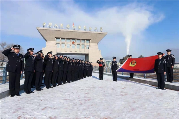 第一个中国人民警察节， 我们向警旗致敬