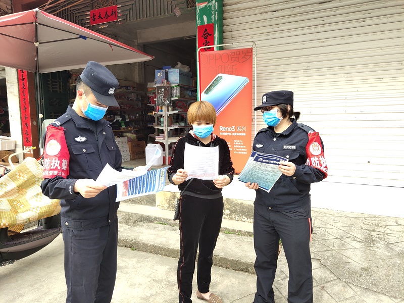 广西下雷边境派出所走村入户开展“防诈骗宣传”活动